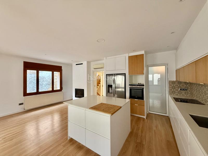 Foto 68aa2876-1f52-4376-9435-a39aa8288217. Masia amb xemeneia calefacció aparcament a Borrassà