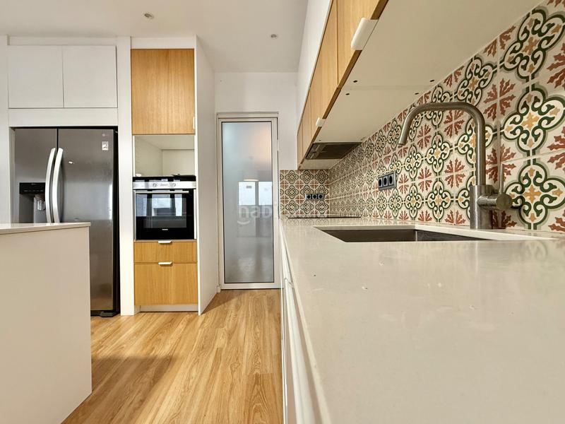 Foto b15aa13c-0f4e-4de3-ae73-b828d65d38fa. Masia amb xemeneia calefacció aparcament a Borrassà