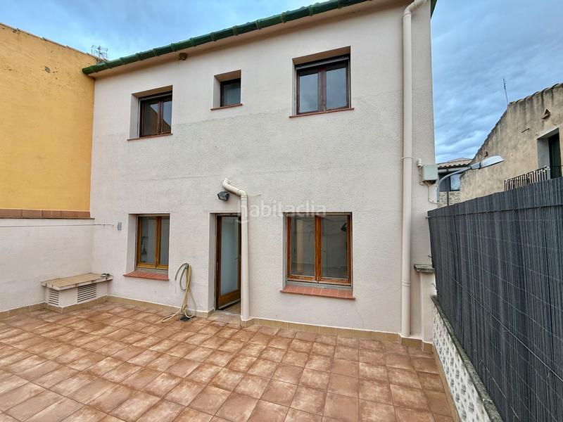 Foto b960b81c-4675-476b-834e-32ceda55e4f6. Masia amb xemeneia calefacció aparcament a Borrassà