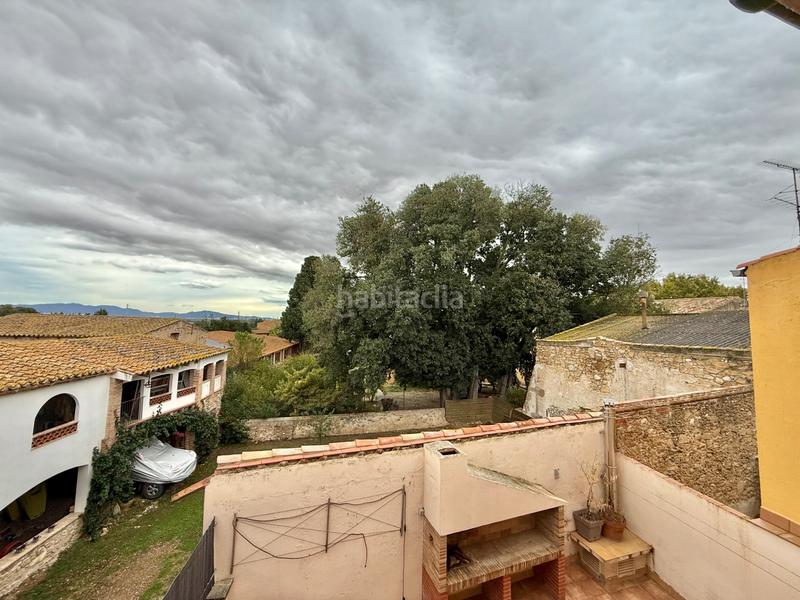 Foto c8145c13-6358-4425-b291-eb49550ea020. Masia amb xemeneia calefacció aparcament a Borrassà