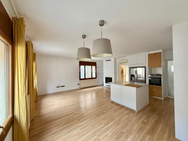 Foto d4f38e02-ad92-4455-9998-53f83baed5d7. Masia amb xemeneia calefacció aparcament a Borrassà