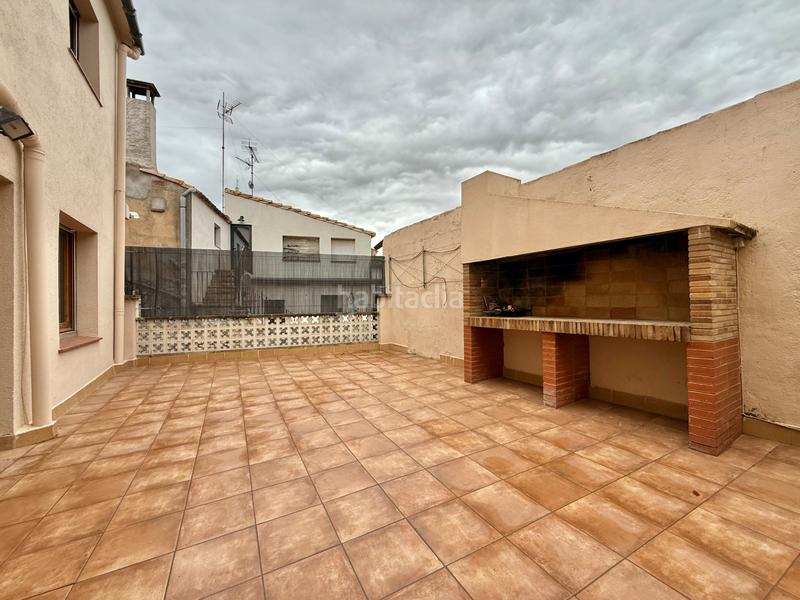 Foto d81d15ca-8f86-4265-8026-48b9cb4466eb. Masia amb xemeneia calefacció aparcament a Borrassà