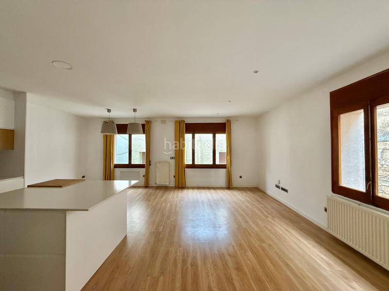 Foto d8889cdb-2afb-445b-b394-1e2a95fbf216. Masia amb xemeneia calefacció aparcament a Borrassà