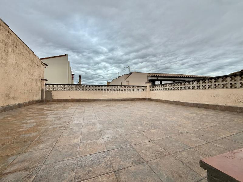 Foto f337ec2b-3cf2-4442-ae44-60043b6afabd. Masia amb xemeneia calefacció aparcament a Borrassà