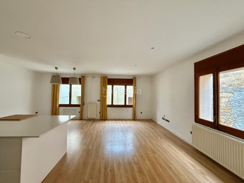 Foto fa2e4a28-4d1b-4651-bb84-b4eed6488eac. Masia amb xemeneia calefacció aparcament a Borrassà