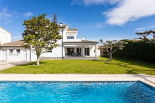 Casa a Carrer moreres 35. Casa aislada con piscina /casa a�llada amb piscina