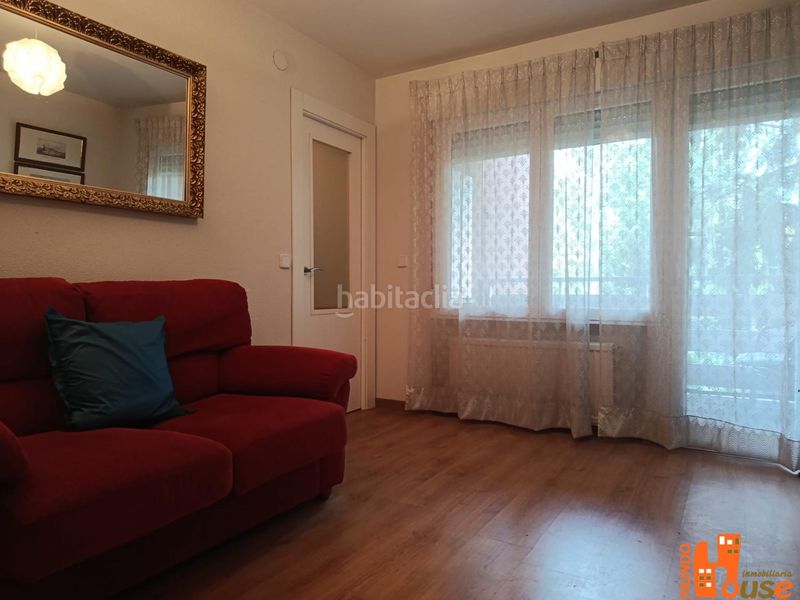 Foto b4ce8cf8-9b3e-4945-99e1-95408e96cc10. Pis amb xemeneia calefacció aparcament piscina a San Ildefonso