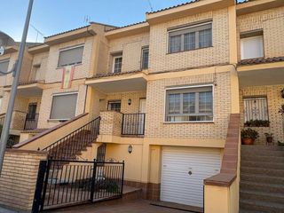 Casa adossada  Calle aneto. Chalet adosado reformado con piscina, jardín y 4 dormitorios en