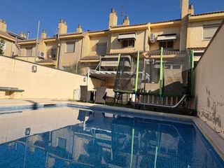Casa a schiera  Calle aneto. Chalet adosado reformado con piscina, jardín y 4 dormitorios en