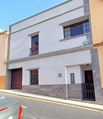 Casa aparellada  Calle mario marrero fariña. Casona canaria y por 1 € más un terreno urbano