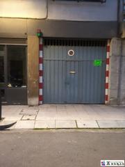 Parking voiture à Bermeo. Doloriagafrente a la ertzaina