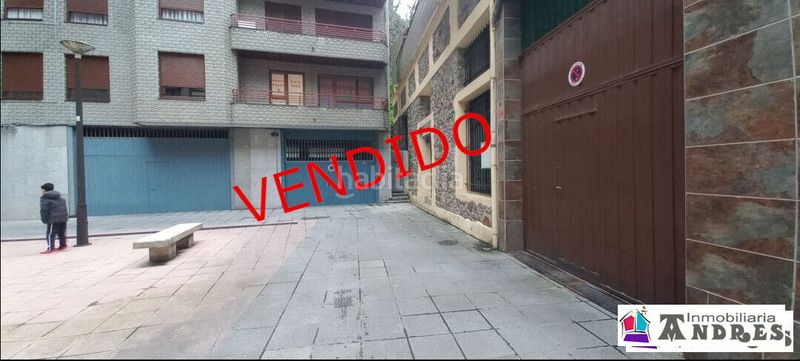 Foto f7211367-07fb-486a-ad96-a230f2e2c971. Aparcament cotxe a Areatza