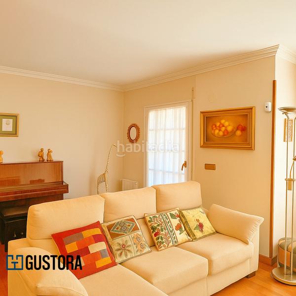 Foto f20ca8ba-8b4e-4937-9b15-c4d69fd6ee13. Casa aparellada amb calefacció aparcament piscina a Lasarte - Oria