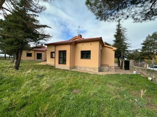 Chalet à Travesía apeadero 4. Chalet pareado nuevo, a estrenar, con parcela en ortigosa del mo