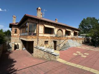 Chalet à Palazuelos de Eresma. Chalet individual, con cuatro dormitorios, cuatro baños, piscina