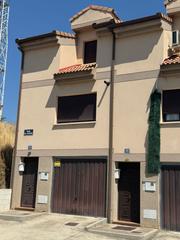 Chalet à Roda de Eresma. Chalet adosado en esquina de tres dormitorios y dos baños en ven