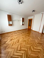 Rent Flat  Camino viejo. Piso de 3 dormitorios y 2 baños con garaje y trastero en alquile