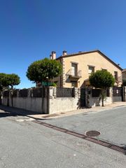 Casa pareada  Calle la caseta 14. Oportunidad de chalet pareado en ubicación excepcional en valver