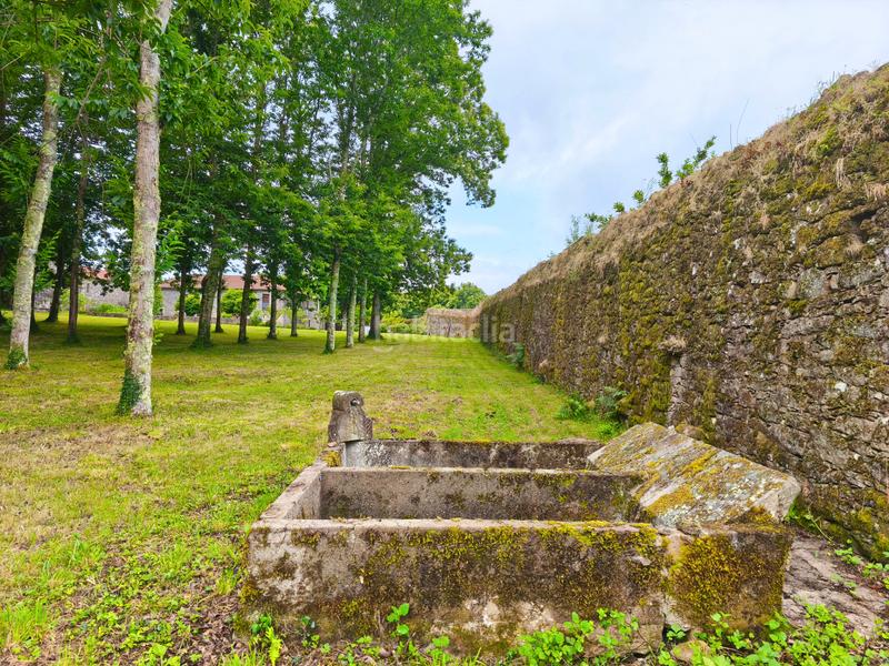 Foto 2f38bf51-6bdd-4d30-809c-d02084b13246. Masia amb xemeneia calefacció aparcament a Castiñeiriño - Cruceiro de Sar Santiago de Compostela