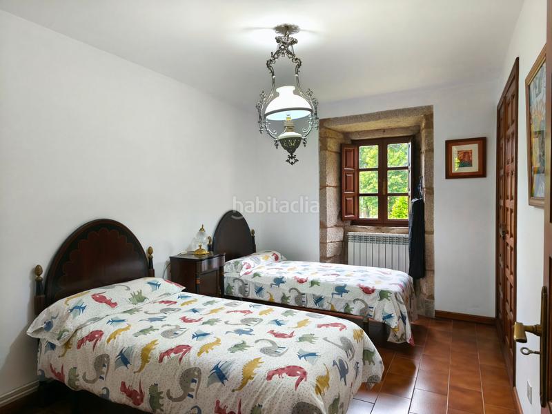 Foto bb39fecf-7943-4936-89ad-dec0f21bf222. Masia amb xemeneia calefacció aparcament a Castiñeiriño - Cruceiro de Sar Santiago de Compostela