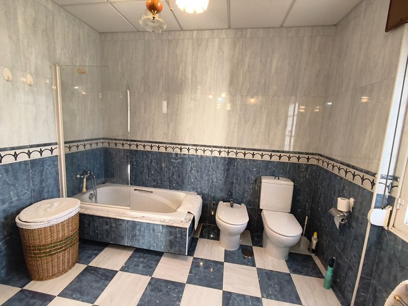 Foto 5cb579cb-6922-4fe7-af95-c4bf6ac87820. Xalet amb calefacció a Vedra