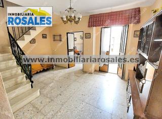 Casa a Baena. Casa muy bien ubicada, con patio