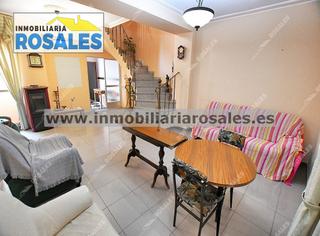 Casa adossada a Baena. Gran casa con 3 patios y cochera