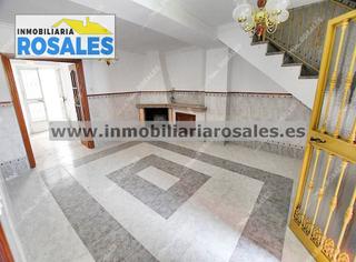 Casa a Baena. Casa en perfecto estado con patio.