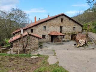 Masia a Zestoa diseminado barreiatua 1. Caserio en plena naturaleza