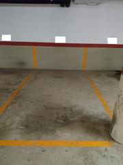 Parking voiture  Lopez-mendizabal pasealekua ibilbidea. Raya de garaje en el centro de tolosa