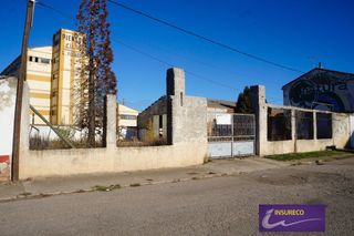 Fabrikhalle  Sol y luna. Dos naves en la misma finca. vallada