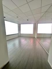 Locale commerciale  Avenida del párroco pablo díez. Local en esquina de 150 metros en trobajo del camino (subida a l