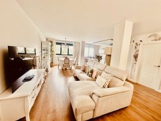 Rent Flat  Calle justiniano rodriguez. Disponible 1 de noviembre: area 17: incio de espacio leon, piso