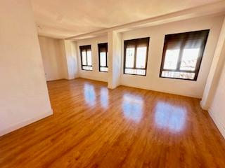 Rent Flat in Avenida suero de quiñones 20. Centro, piso reformado de cinco dormitorios con solo cocina amue