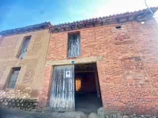 Casale  Carretera de carbajal. Se vende casa para reformar (tirar) en carbajal sin patio ni jar