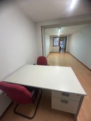 Alquiler Oficina en Calle de la guardia civil 1. Se alquila oficina en pleno centro de leon amueblada con gran tr