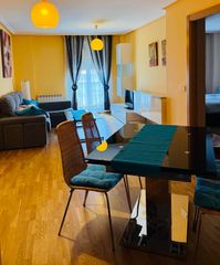 Location Appartement  Calle la rúa. Apartamento en el casco antiguo con ascensor garaje y trastero