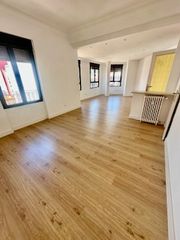 Location Appartement à Calle lucas de tuy 11. Centro de leon, piso de 5 dormitorios reformado y exterior