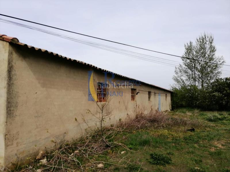 Foto a73a2b54-9087-40d9-8fd6-ce831278d171. Bâtiment à usage industriel dans Gordoncillo