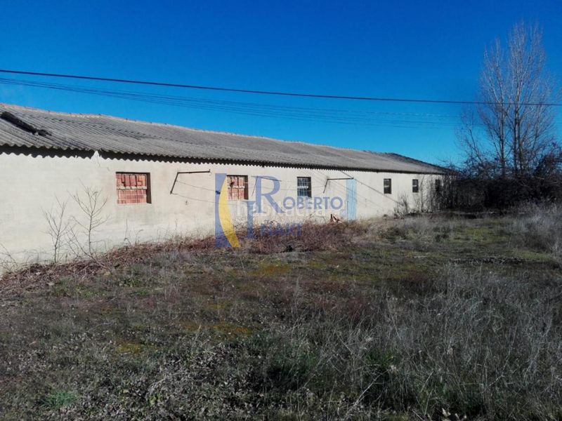 Foto f9d5c8f7-f865-4132-b24d-ac336c6acdc8. Capannone industriale in Gordoncillo
