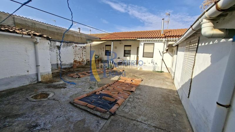 Foto ede8c7d4-a1c5-4de3-9840-25f343fdab6f. Casa amb calefacció aparcament a Villamañán