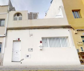 Maison jumelée à Burrero. Una casa, dos viviendas y una gran oportunidad en playa del burr