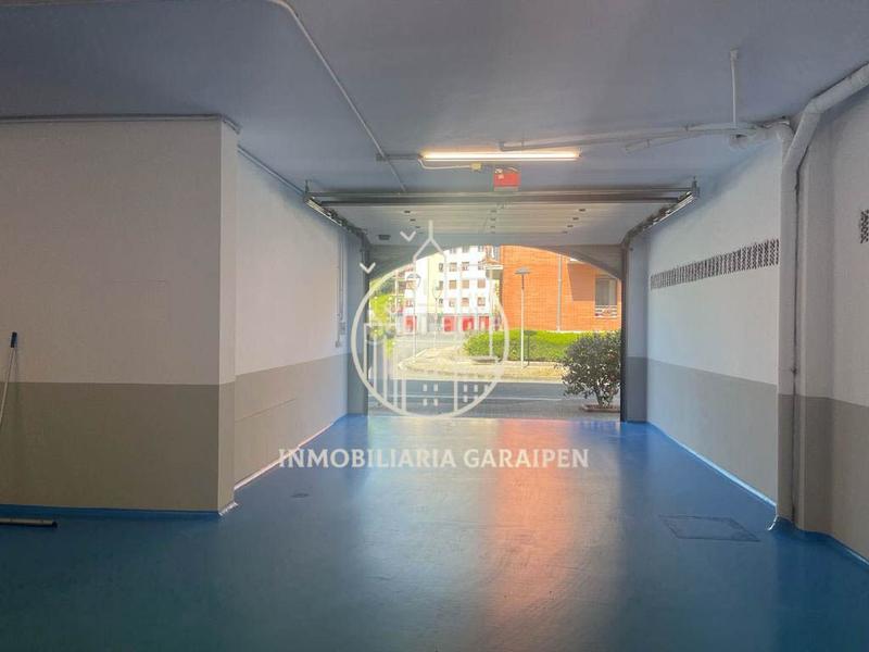 Foto b0316460-0fe1-420b-b1ae-59000306b15c. Aparcament cotxe a Aia