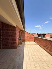 Casa adossada a Olite. Chalet adosado con amplio jardín y txoko en olite