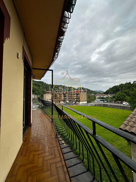 Foto ce0f962b-41a1-4144-84e8-f32ce8ba76f0. Pis amb calefacció aparcament a Anoeta
