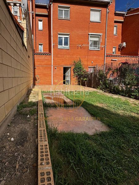 Foto 2b8ba7a9-11b9-4d4e-9aae-3fd9f362d5e8. Casa adossada amb aparcament a Funes