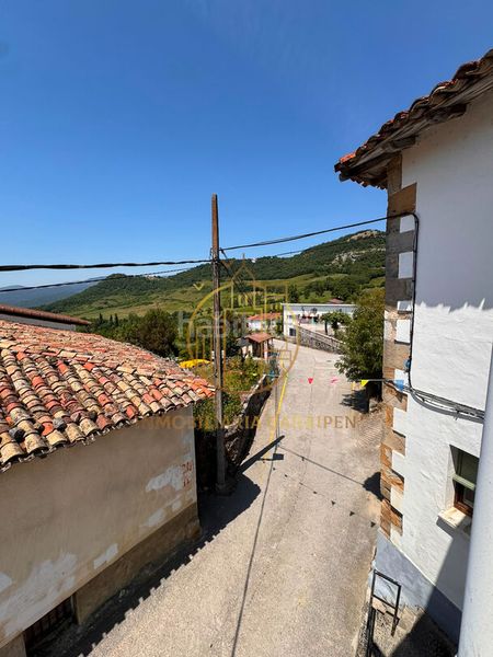 Foto f6224582-ae85-425b-a392-040bb6dc5f78. Masia amb aparcament a Ergoiena