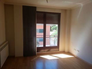 Location Appartement  Calle luis sala balust. En luis sala balust, vivienda en buen estado, recién pintada con
