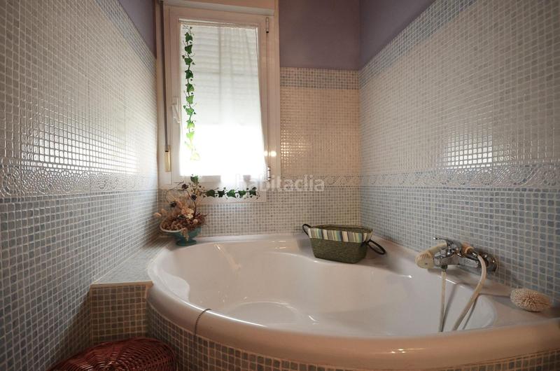 Foto d9ee1f29-7c8c-43ba-af83-2afd08c0b380. Semi detached house with parking in Valdefierro Zaragoza