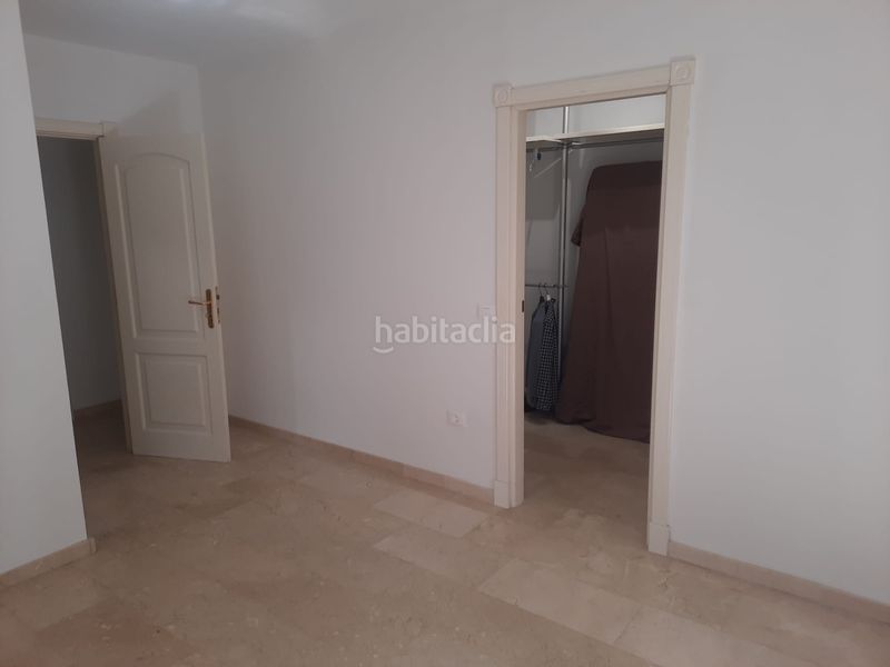 Foto 807d84cf-79eb-4143-8dd2-ab70ee3ecf7e. Piso en calle juan sebastian elcano 49 magnifica vivienda con jardín y terraza en complejo residencial Radazul en Rosario (El)